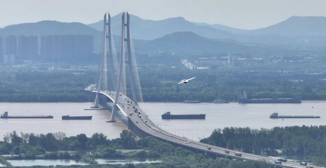 峰飞航空盛世龙飞越长江