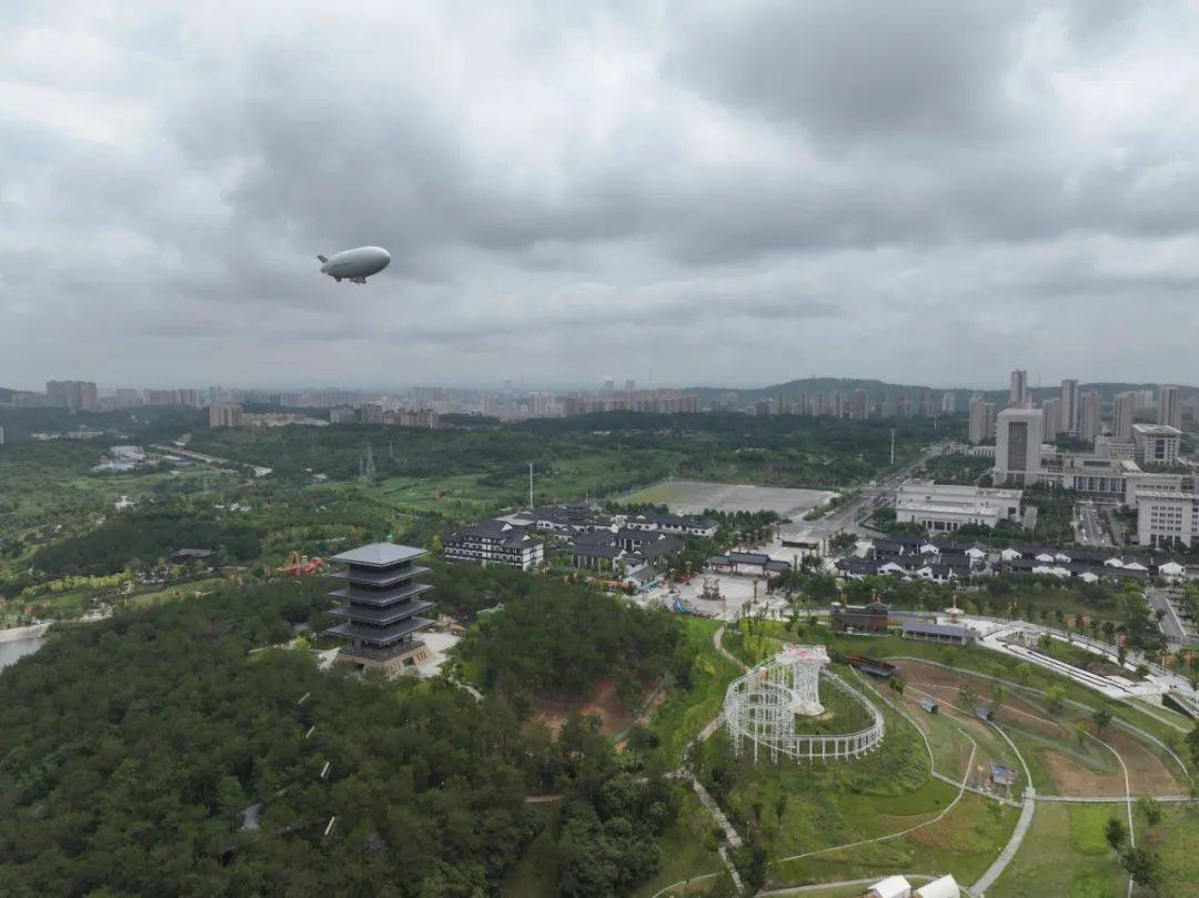 刚刚，AS700载人飞艇完成首次低空旅游应用场景演示飞行